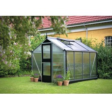 Gewächshaus im Garten mit Pflanzen in Töpfen