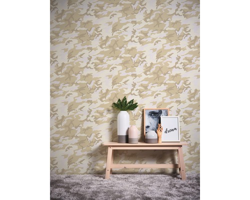 Vue d''une pièce avec papier peint à motif camouflage et décoration sur une table en bois.