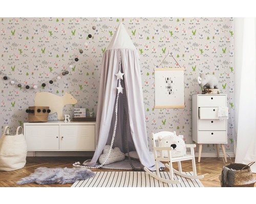 Chambre d''enfant avec mobilier, décoration et papier peint à motif animalier pour une ambiance conviviale