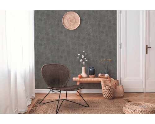 Wohnzimmer mit Rattan-Stuhl, dekorativer Wand und Holzboden