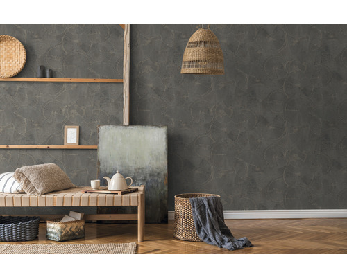 Dekoratives Wohnzimmer mit gemusterter Tapete, Holzboden und Korbwaren