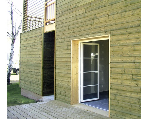 Maison en bois avec porte ouverte et terrasse