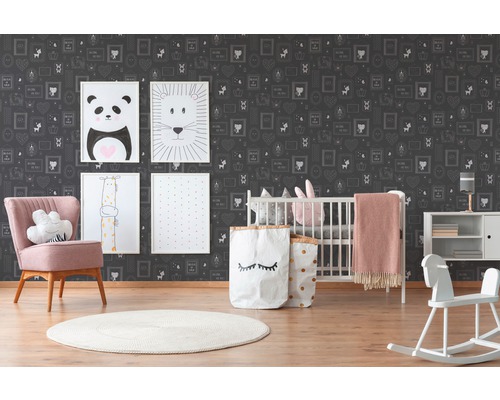 Dekoriertes Kinderzimmer mit Kinderbett, Sessel, Spielzeug und Wandbildern mit Tiermotiven.