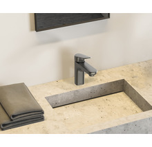 Robinet de lavabo sur vasque en béton avec serviettes