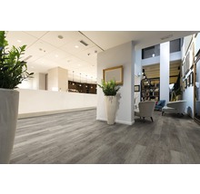 Intérieur avec revêtements de sol en bois gris.
