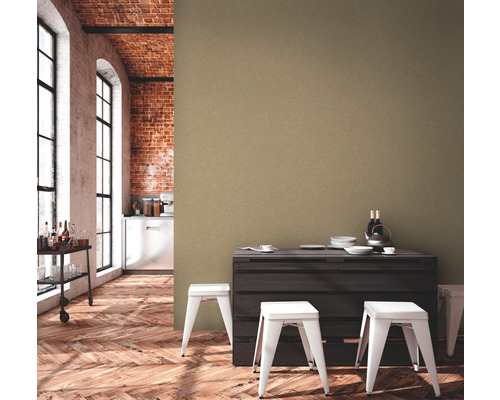 Pièce lumineuse avec mur en briques, plancher en bois, chariot de bar, table et tabourets