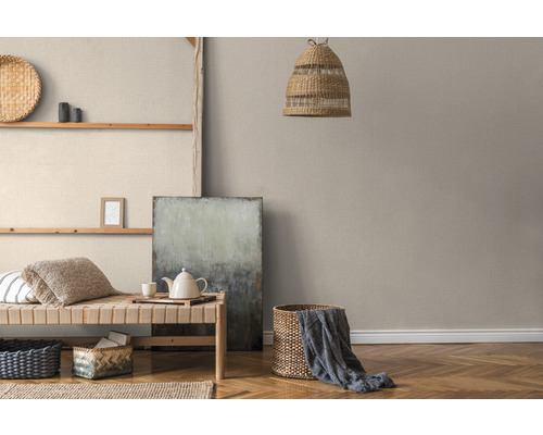 Wohnraum mit hellen Textiltapeten, Sitzgelegenheit und dekorativen Elementen