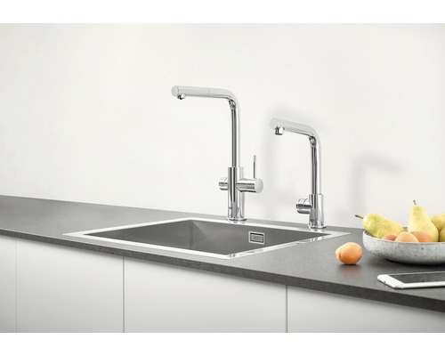 Robinet d''évier avec évier et coupe de fruits sur un comptoir de cuisine