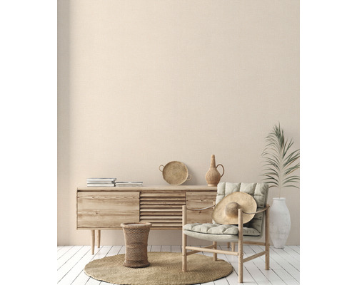 Wohnzimmer mit Holzkommode, Sessel und Dekorationen im Boho-Stil