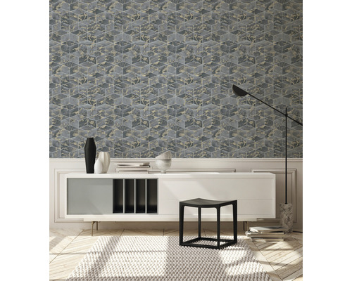 Salon avec papier peint géométrique, buffet, tabouret et tapis