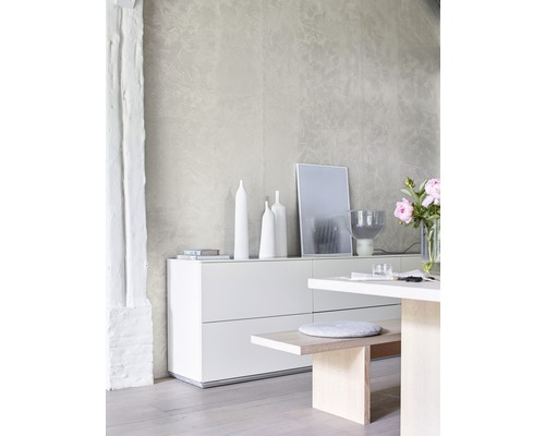 Wohnraum mit Kommode, Dekoration und Sitzbank