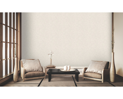 Heller Raum mit zwei Sesseln und einer dezent gemusterten Tapete