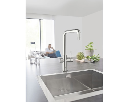 Scène de cuisine avec évier en acier inoxydable et robinetterie au design moderne