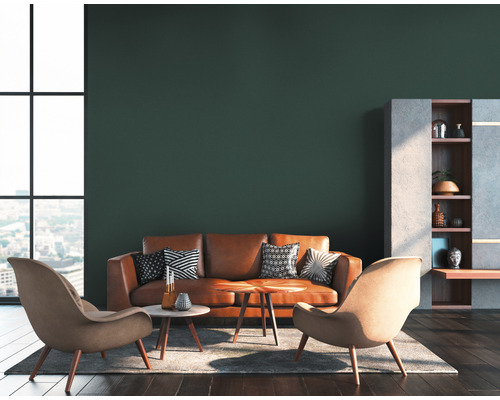 Wohnzimmer mit Sofa, Sesseln, Couchtischen und Regal