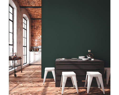 Esszimmer mit Holztisch, weißen Hockern und Ziegelwand