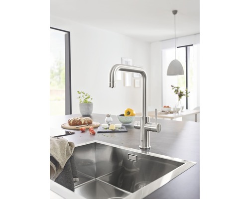 Scène de cuisine avec évier et robinet