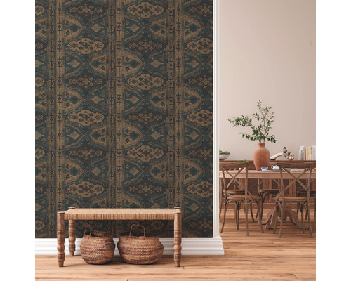 Raumszene mit gemusterter Tapete, Holzboden, Sitzbank und Esstisch