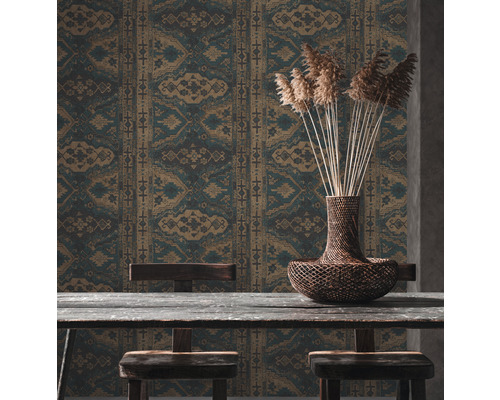 Szene mit Tisch, Stühlen, Blumenvase und gemusterter Tapete im Ethno-Stil