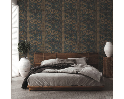 Schlafzimmer mit gemusterter Tapete, Bett und dekorativen Elementen für eine gemütliche Atmosphäre