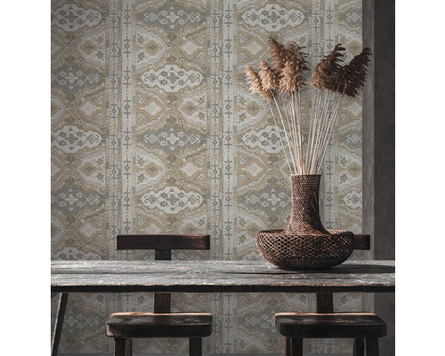 Vue d''une pièce avec papier peint à motifs, table en bois et décoration