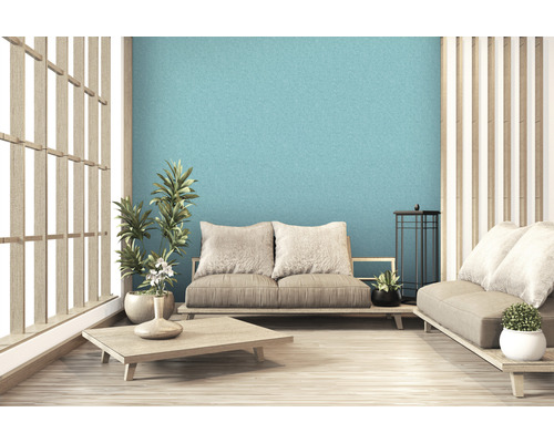 Heller Wohnraum im japanischen Stil mit Sofas, Tisch und Zimmerpflanzen