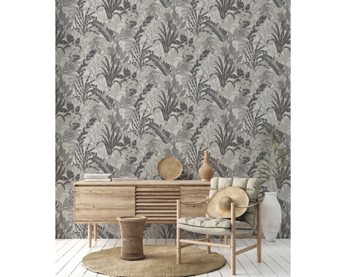 Wohnzimmer mit gemusterter Dschungel-Tapete, Kommode und Stuhl