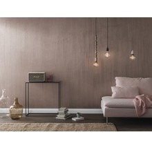 Salon avec canapé, lampe et décoration de table
