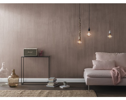 Salon avec canapé, lampe et décoration de table