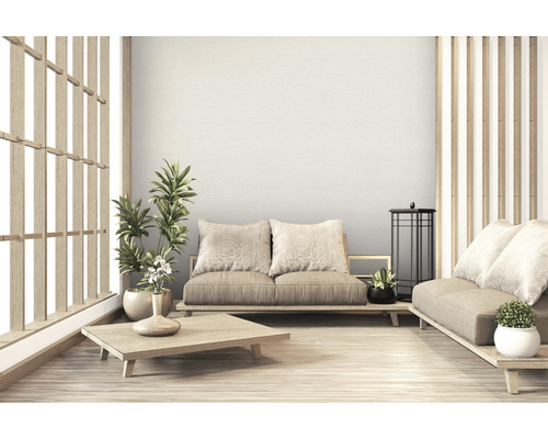 Salon lumineux de style japonais avec meubles en bois et plantes