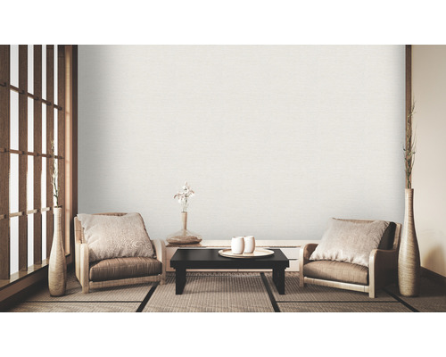 Pièce lumineuse avec papier peint, fauteuils et décoration asiatique