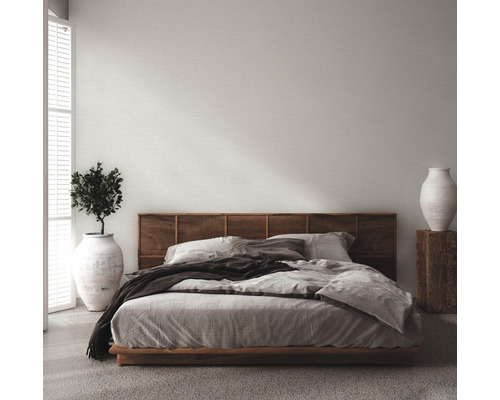 Chambre avec lit double, cadre de lit en bois et tête de lit assortie