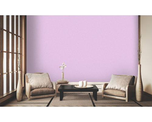 Pièce lumineuse avec deux fauteuils, une table et un mur