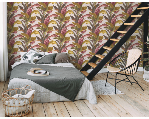 Chambre avec lit, échelle et papier peint à feuilles tropicales