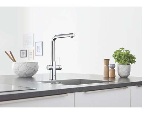 Scène de cuisine avec un évier et un robinet Grohe.