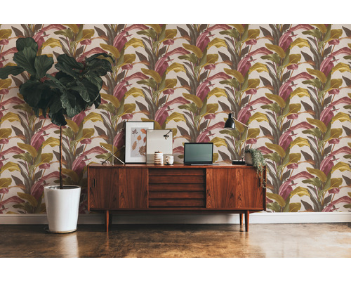 Pièce avec papier peint à motifs de feuilles, buffet et plante d''intérieur