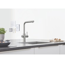 Küchenszene mit Spültischarmatur in modernem Küchendesign