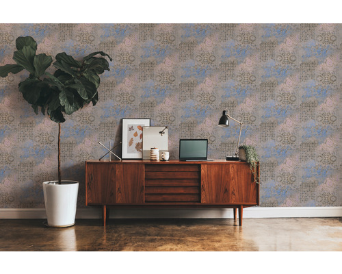 Wohnraum mit gemusterter Tapete, Anrichte, Zimmerpflanze und Dekoration