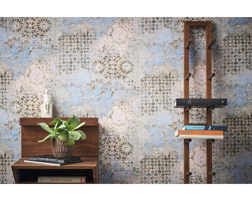 Raumansicht mit gemusterter Tapete, Regal und Nachttisch