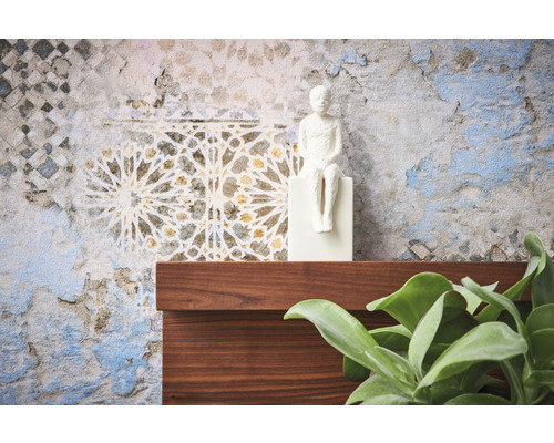 Dekorative Figur einer sitzenden Person auf einem Sockel