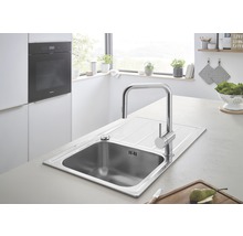 Edelstahlspüle mit Armatur in einer hellen Küche