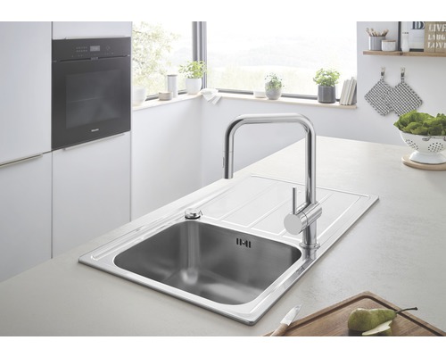 Edelstahlspüle mit Armatur in einer hellen Küche