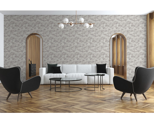 Wohnzimmer mit gemusterter Tapete, Sofa und Sesseln