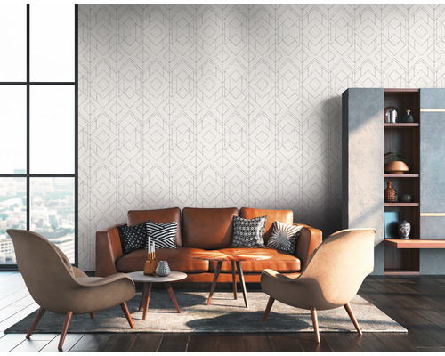 Wohnzimmer mit Sofa, Sesseln, Couchtischen, Schrank und gemusterter Tapete für eine helle und organisierte Atmosphäre.