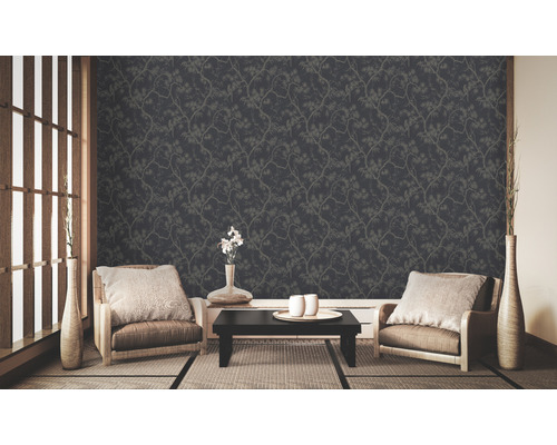 Salon décoratif avec papier peint intissé floral foncé
