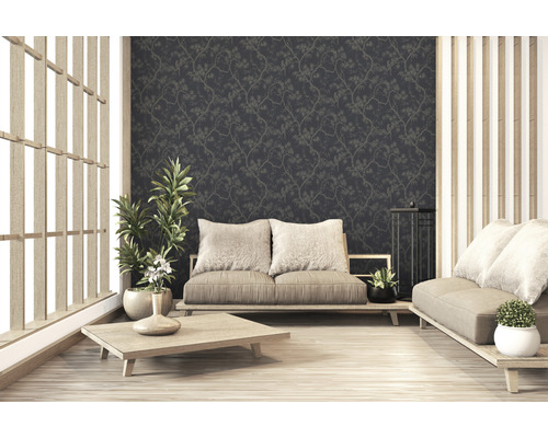 Salon avec papier peint à motifs floraux, canapés, table et plantes d''intérieur