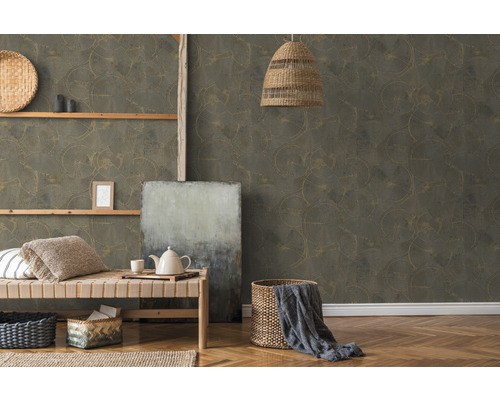 Salon avec papier peint à motifs, plancher en bois et meubles