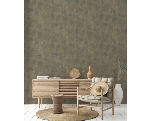 Salon décoratif avec papier peint marron à motif de cercle, commode et fauteuil