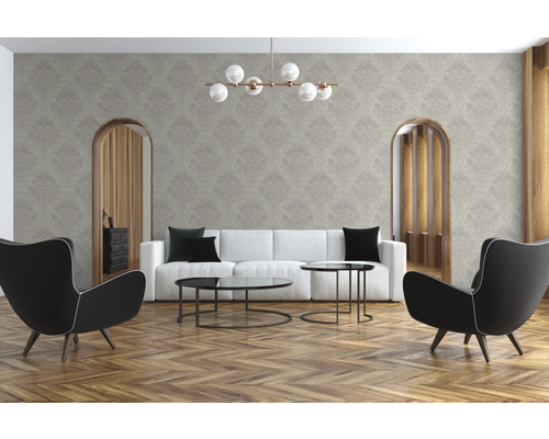 Wohnzimmer mit Tapete, Sofa, Sesseln und Couchtischen