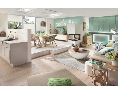 Helles Wohnzimmer mit Küche, Essbereich, Kamin und Sofa