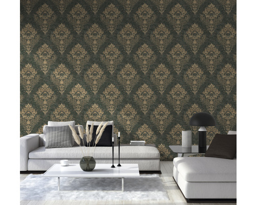 Wohnzimmer mit gemusterter Tapete, Sofa und Tisch